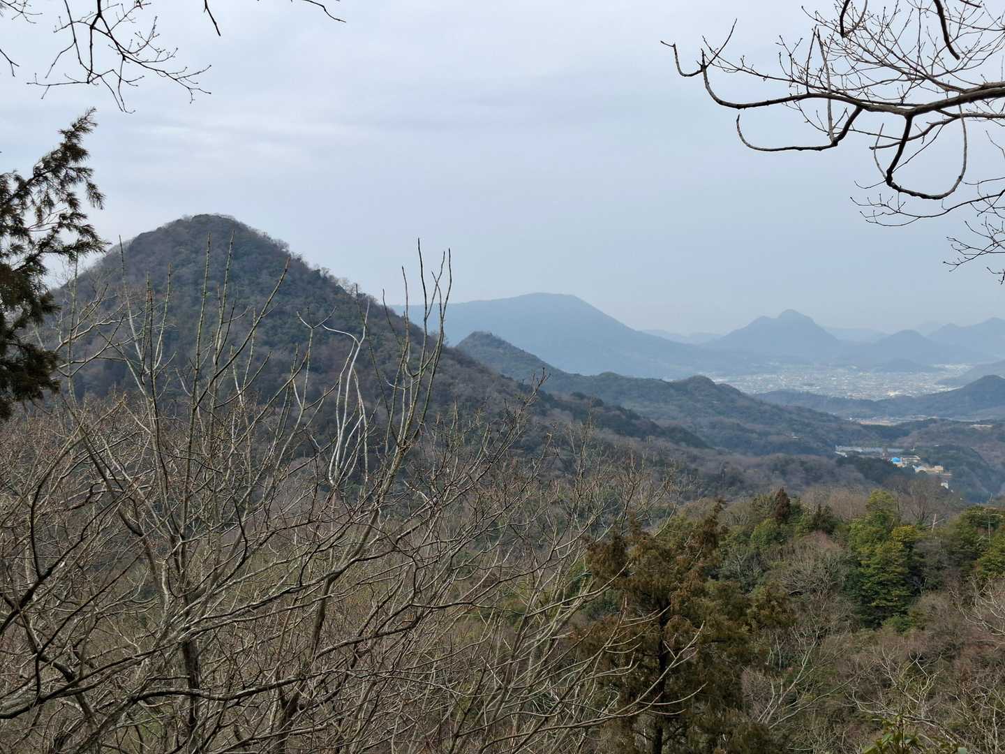【天狗岩の上からの眺望】
・今回の登山で一番のビューポイント。
・別れ道②では絶対に天狗岩を選んで欲しい。