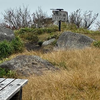 冠ヶ岳登頂👑

お天気が良ければゆっくりしたい
ベンチもあって広めの山頂 ☕️✨
