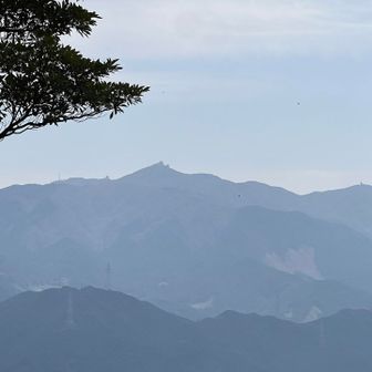 背振山　霞んでるのに
頂上くっきり