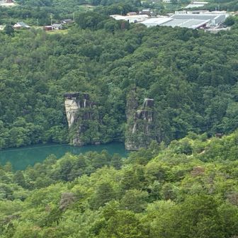 恵那峡の奇岩。遊覧船に手を振ったけど、見えたかなー