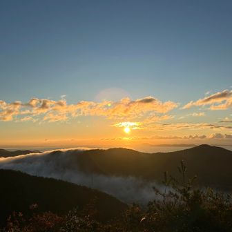 朝の景色にウットリしながら山頂東屋で朝ごはん食べて仕事に行きます！