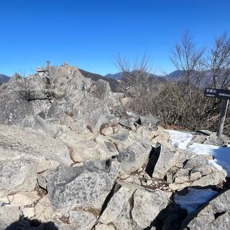 乾徳山ピーク。狭くて休憩スペースあまり無し。しかし360°パノラマ