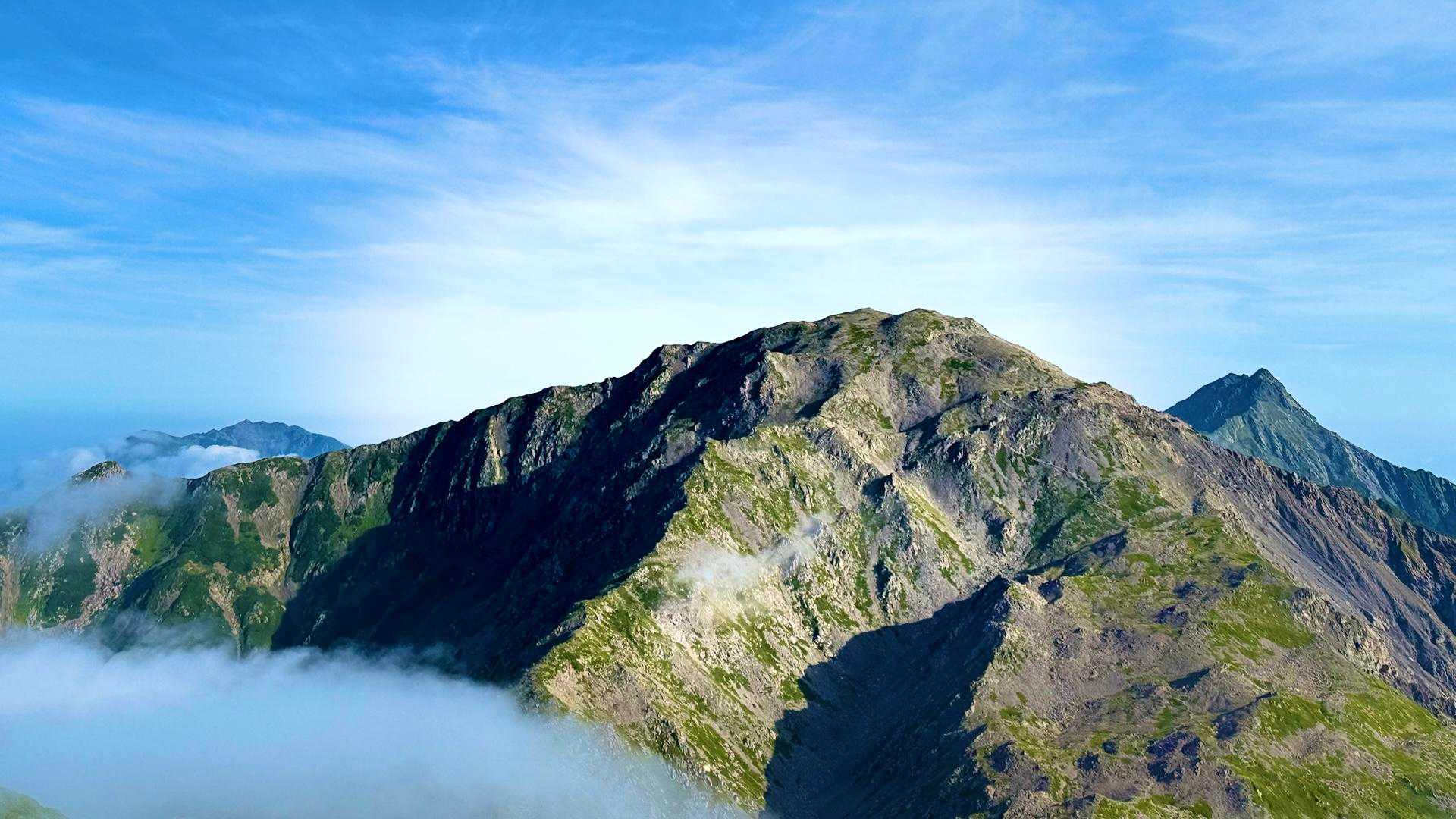 間ノ岳✨️カッコイイ🥰奥の尖ってるのは北岳
