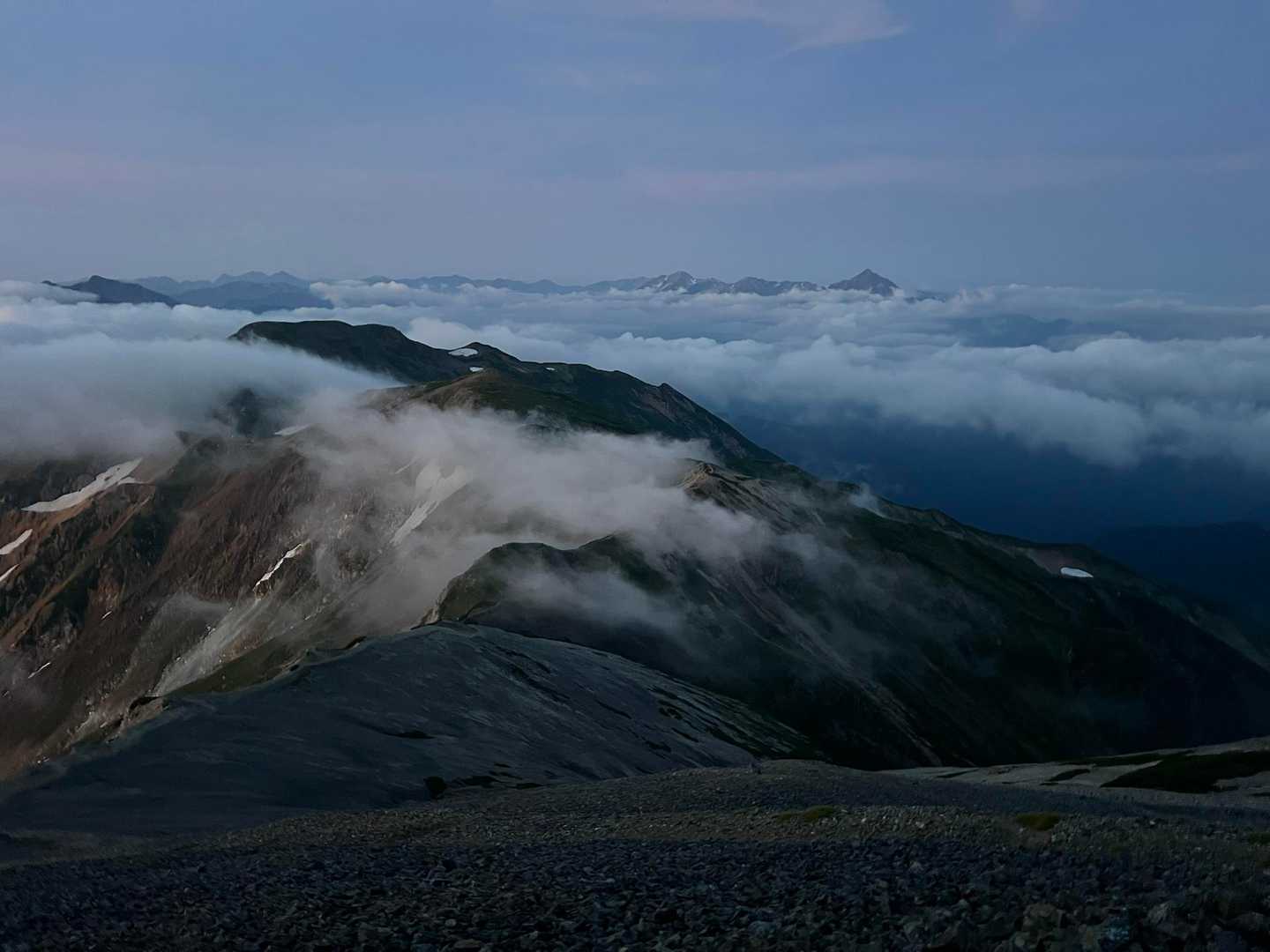 徐々に周りが見えて来ると北アルプスのダイナミックな景色が😮