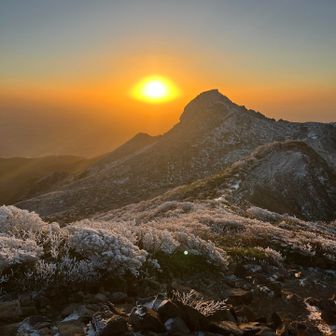 熊見曽根から見る朝日岳と日の出！
山が欠けているのが七夕の国みたい
あと少し早くつければ😭