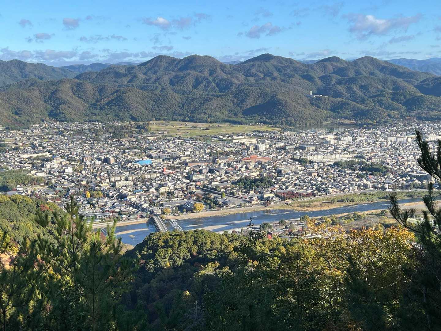 松尾山から桂川と渡月橋
まだ人出は少ないです