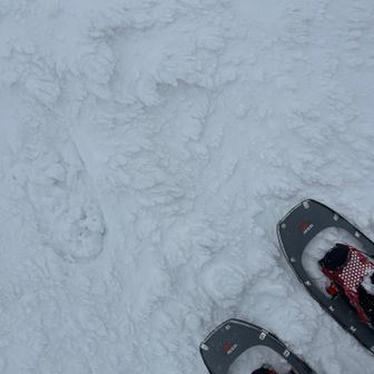 なんとかスノーシューで登れますが、アイゼンの方が良かったかなー