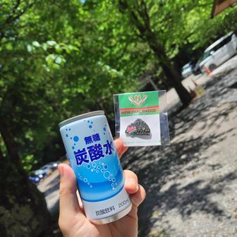炭酸水とピンバッジ買いました。