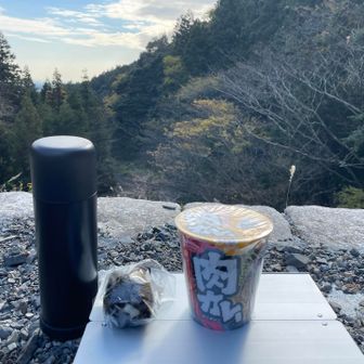 下って、砂防ダムで昼飯