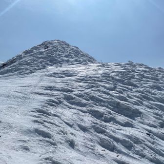 山頂近くは風が強いのが雪を見れば分かりますね