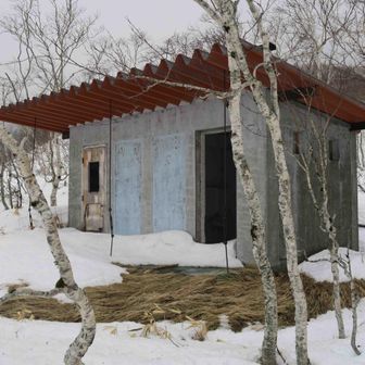 朽ちた古いトイレ