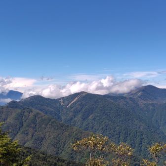 右から雁坂嶺、水晶山、古札山...奥秩父の縦走路
