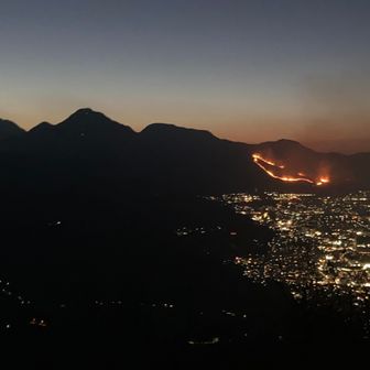 漆黒の由布鶴見と炎と夜景(^^)♩♬♪♫
今日はいい火の祭りが観れました(*^-^)ﾉ〇