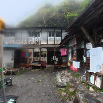 大内沢小屋。休憩スペースのテントが助かります
