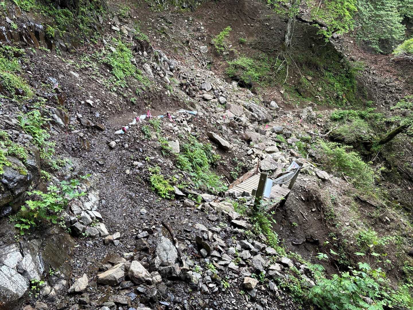 橋が土砂崩れ？で流されたようで、上に作られた道を登る