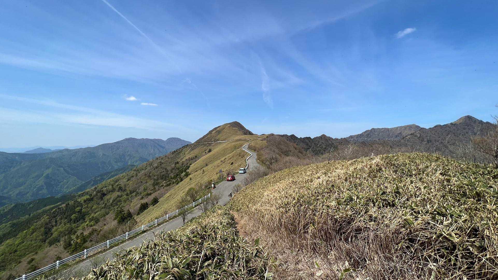 駐車スペースがあるので
何台か車を停めて写真撮ってますね😊