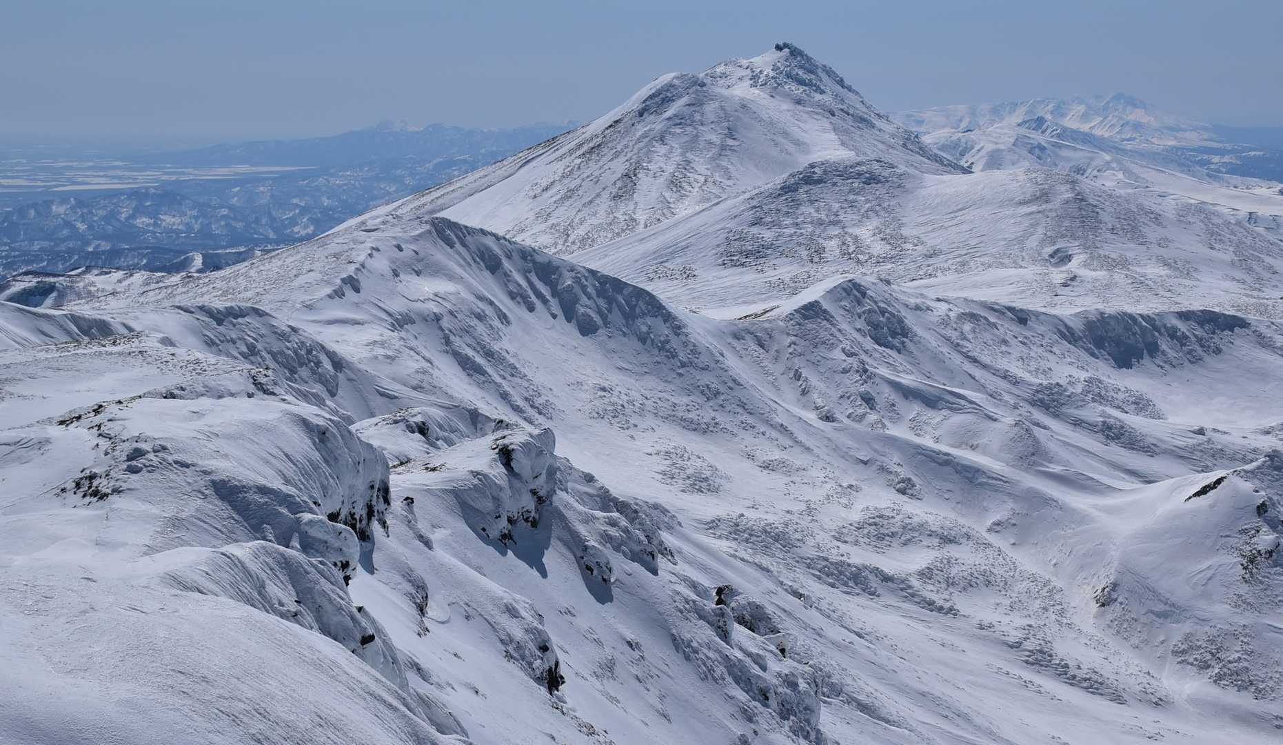 ごろ寝して横向くと羅臼岳からの知床連山、まだ早いので少しこっち方面を散歩してから帰るかなー