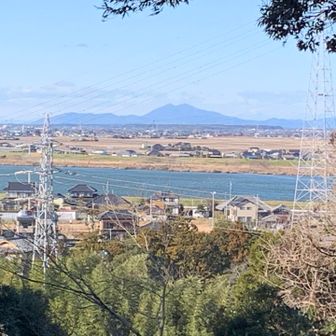 利根川の向こうに筑波連山😊