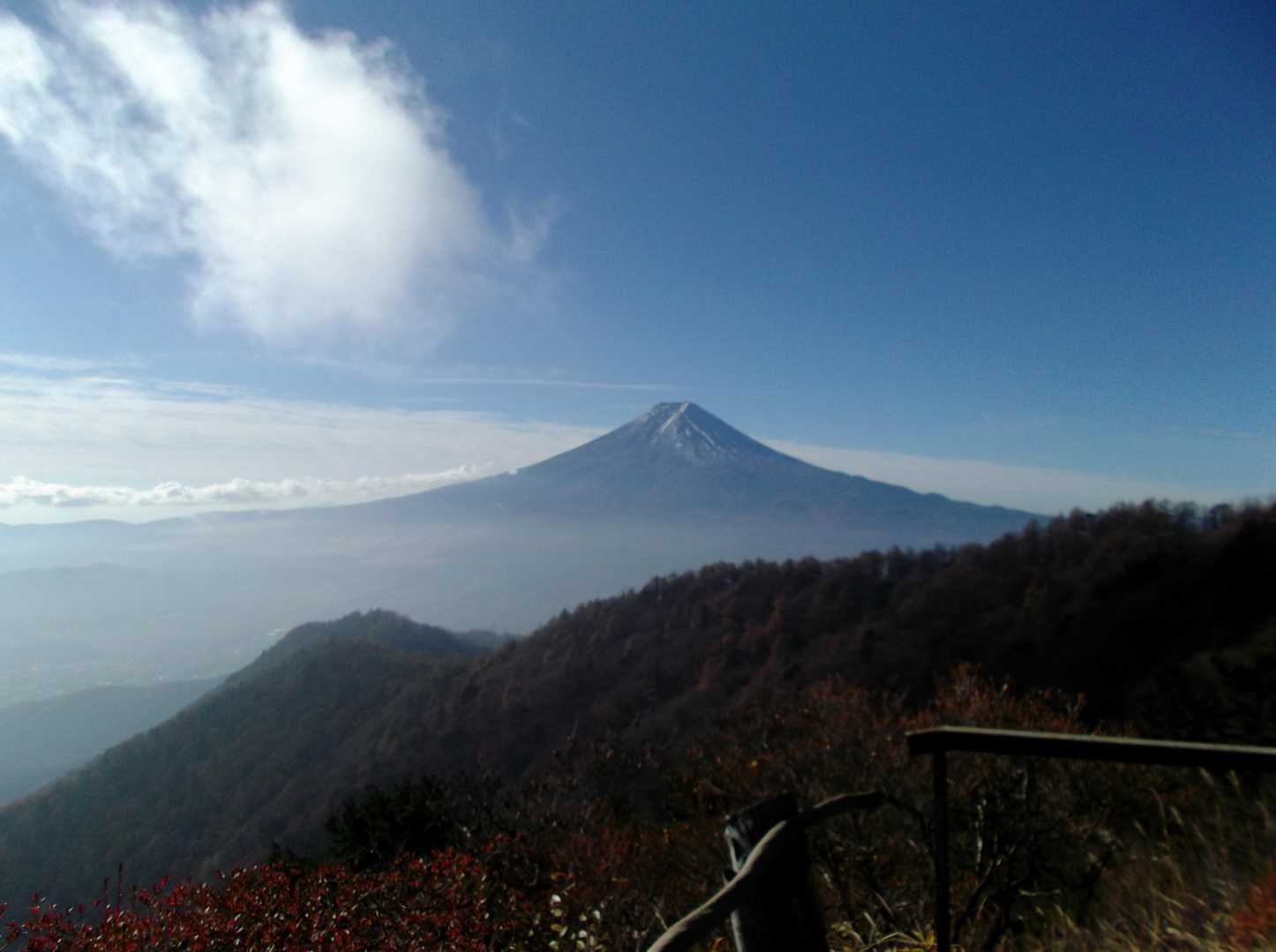 三つ峠山荘に到着。お富士さまに会えました (^^)