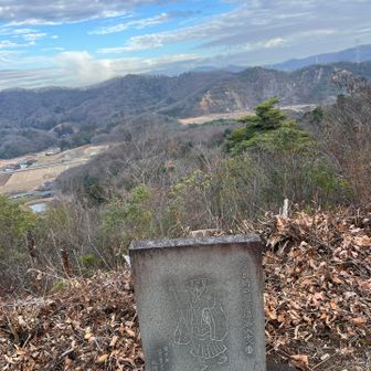 錫杖ヶ峰の山頂からの眺め
途中にたくさんの石碑が並ぶ