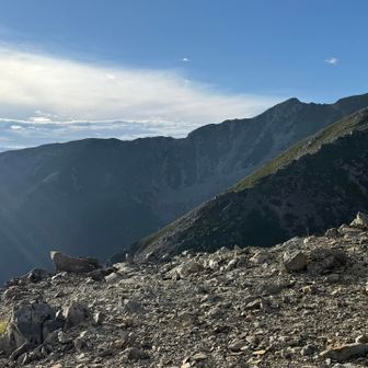三峰岳から仙塩の稜線。あそこに（TJARの）2番手と3番手の選手が小ちゃく見えます！ほらあそこ！と小屋番のお姉さんに何度も親切に教えてもらったけど、近眼で老眼で乱視のワシには見えんかった…とほほ