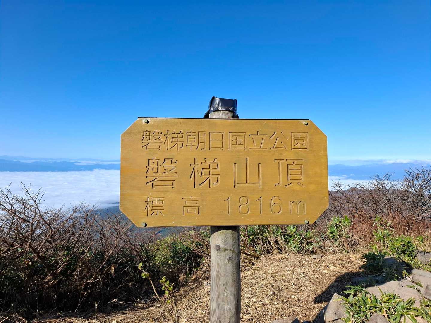 磐梯山往復 | 白樺の木漏れ日を歩き、眼下に広がる猪苗代湖と遠くの山々を望むの写真