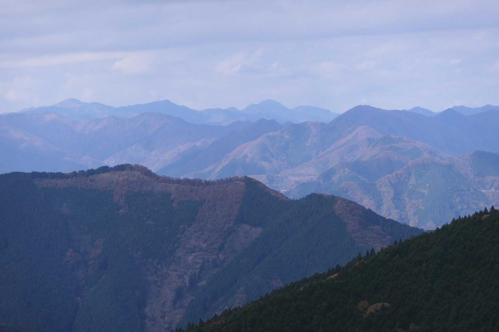 視界が開けて秩父方面が見えました。