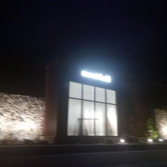 中華スマホのカメラセンサーがク◯なので、夜景はとんでもなくピンボケにしか写りません。

みんな大好きMont-bellです。
ラッキーなことに閉店時間でした。
（開いていたらどれだけ散財したか分からないので。）

今回の結論
・中華スマホも山用には使えるけれど、カメラはク◯。
・GPSさえ生きていればYAMAPのログは取れる。
・GPSの精度は機種に依存するが中華スマホでもルートの精度はかなり良い。（ただし獲得標高にはかなり誤差あり。）