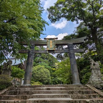 銅の鳥居
扁額は霊元天皇の御宸筆で、鳥居自体は鍋島藩の藩主の寄進らしい。