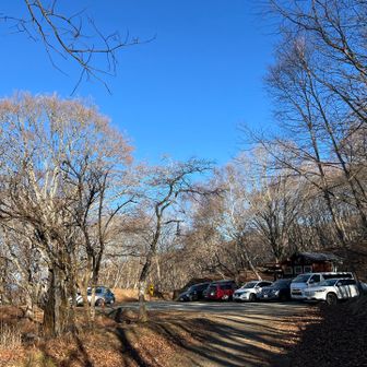湯の沢峠駐車場に到着
今日は最高の天気でした☀️