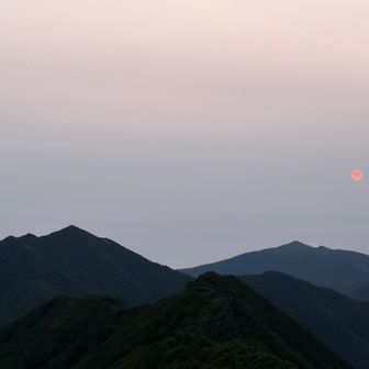 朝日が昇る札内岳と十勝幌尻岳。