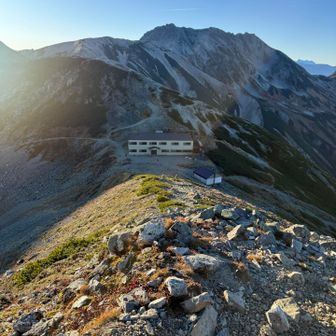 剣御前山から見た剣御前小屋