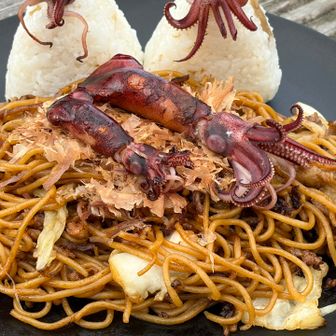 はい、イカ焼きそばの出来上がり〜🎶