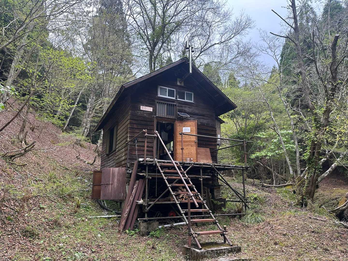 雲取山荘🏠
お店をやってるのかな？
あいていましたがのぞく
勇気はなかったです😅