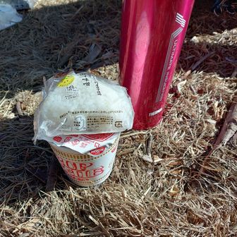 定番のカップ麺とおにぎりのお昼ご飯