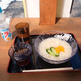 わさび平小屋に到着。長かった。ラムネだけのつもりが、そうめん食べてる人を見たら欲しくなりオーダー。つるっと美味しい。けど、お腹はかなり苦しかったのでラムネだけで良かったのかも。