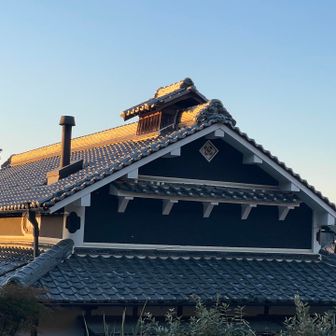 煙出しのある里の大きなお家🏠💨