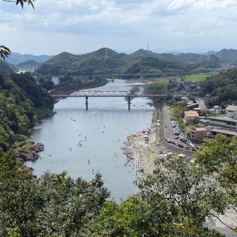 鮎之瀬橋
川遊びしてます
また鵜飼も行われてます