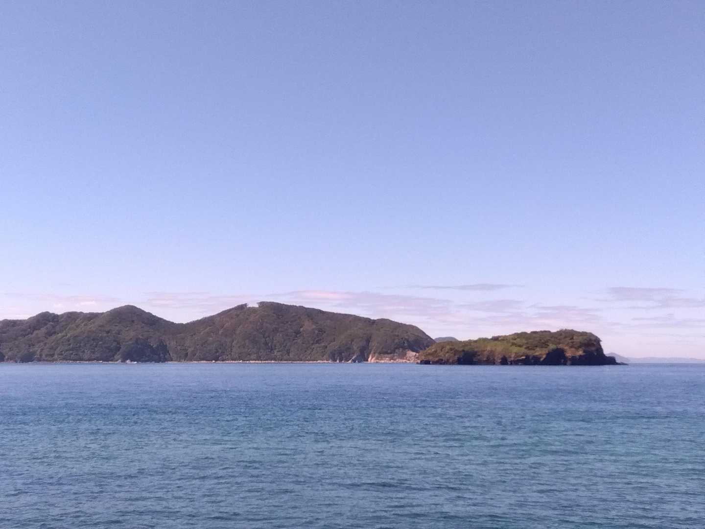 ここから4.4キロ
炎天下灼熱の中海岸線の島巡り
行っくよ〰💦💦💦