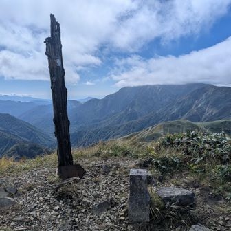 七ツ小屋山。360度の大展望。谷川岳のピークはまだ雲に隠れています。
