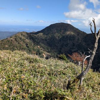 釈迦が岳と関東平野を望む。