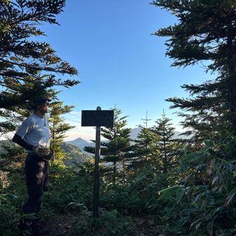 土鍋山⛰️山頂の私です！峠の釜飯土鍋を持ってます❗️笑💦

ココでなすさんは500座となりました❗️👏

500円で食べられるメニューを見てます👀笑💦
珈琲ハウスライフさんのカレーライス🍛ですネ❣️👌