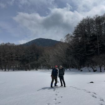 大沼へ寄り道。
雪が積もっていてこの辺りは沼の上。
