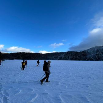 白駒池に到着～
山荘の前に凍った池でひと遊び