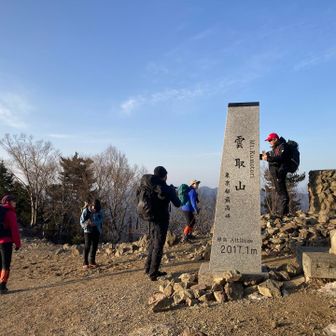 雲取山山頂
小屋泊の方たちもいらっしゃりワイワイ
