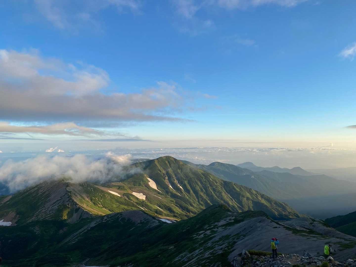 雪倉岳と朝日岳へ続く稜線
晴れて綺麗🤩