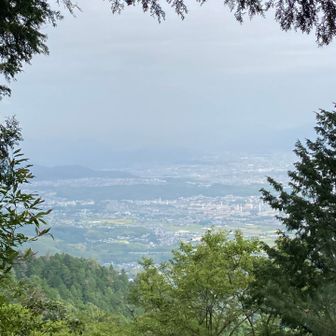 下山途中にて。山頂よりはちょっとマシかな。