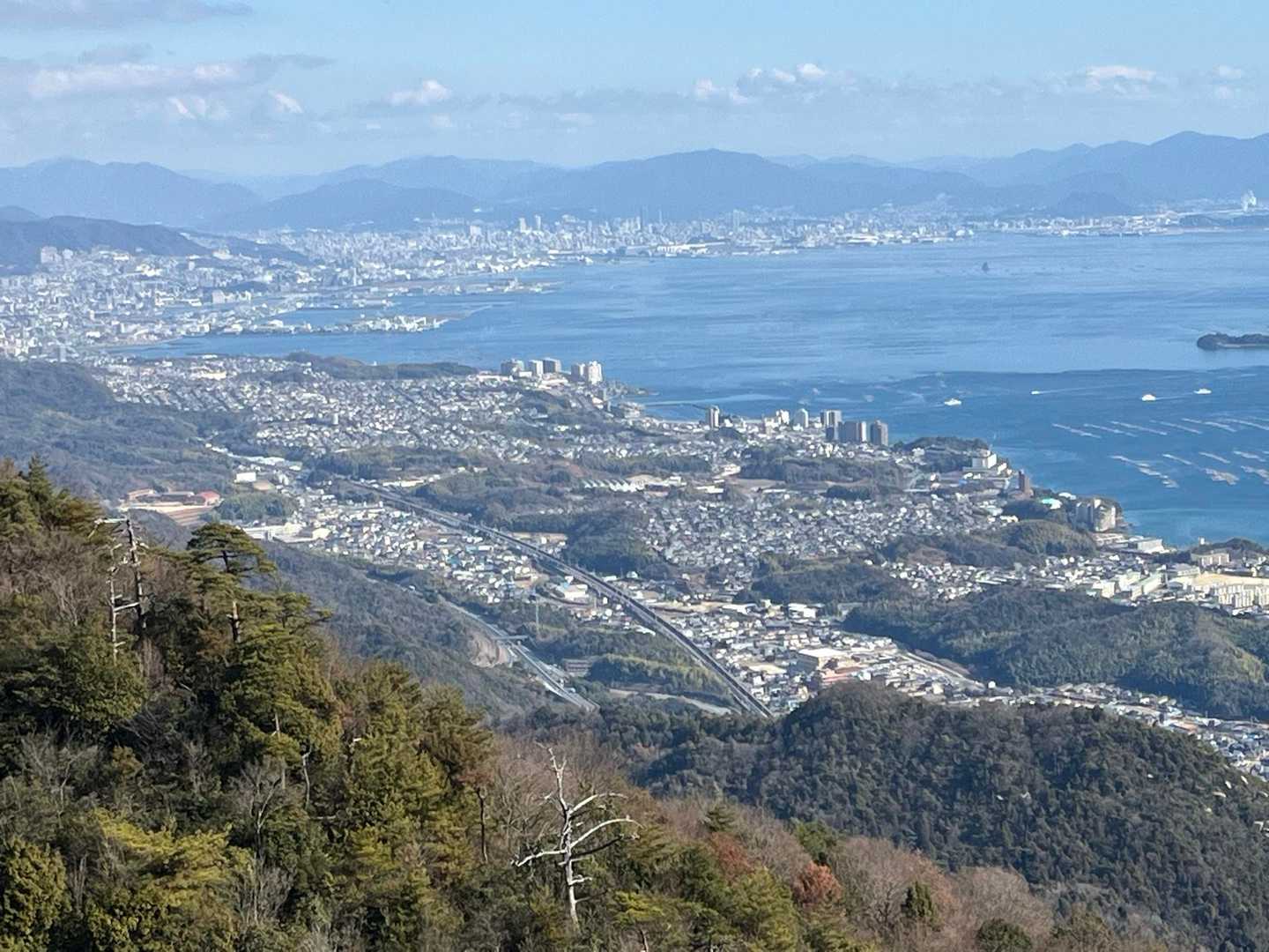 奥に見えるのが広島市街地