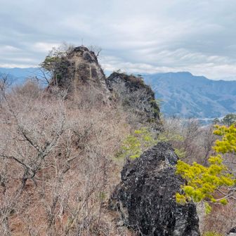 あの先に見える鎖が下がってる場所が山頂！最初、えっ？あれ登る？😳って思ってしまった！で、やはり登る….が、結果、楽しかった！👍