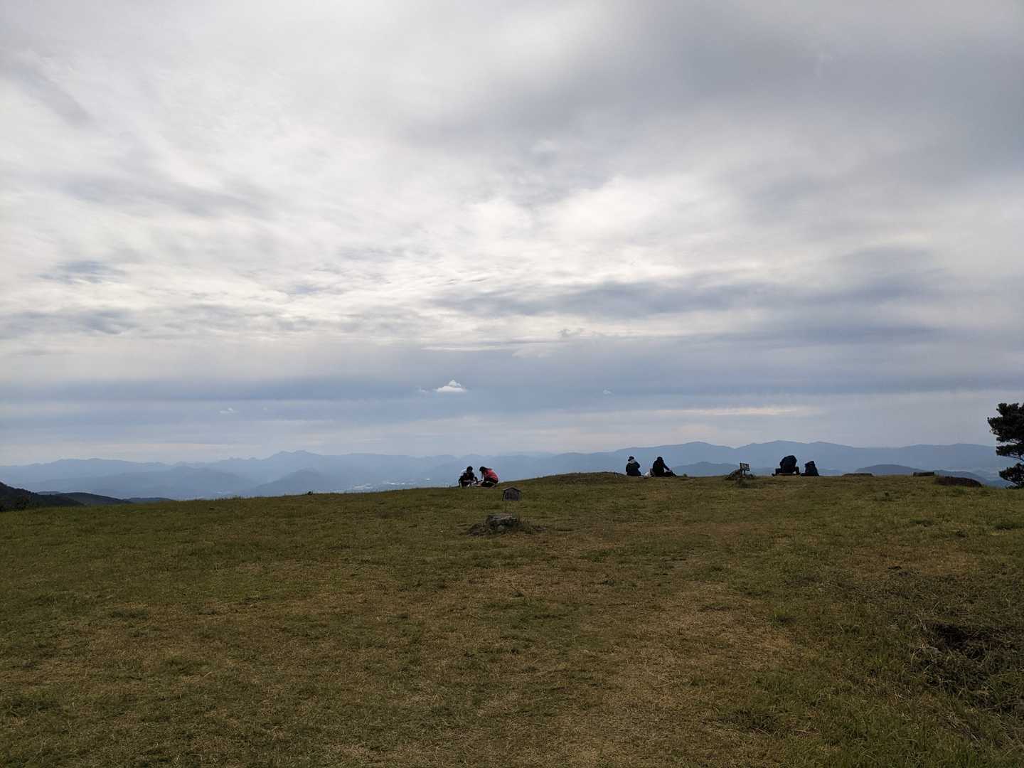 山頂到着です‼️沢山の方が景色を見ながらの休憩されてますよ😁
